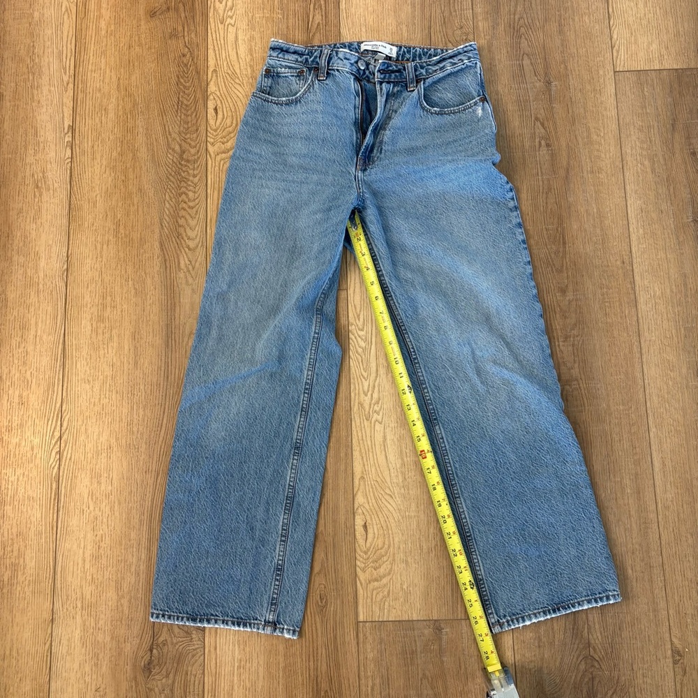 Classic Women's Wide-Leg Jeans in Light Blue